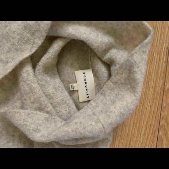 Community Plutarch Sweater - Picture 4 of 5